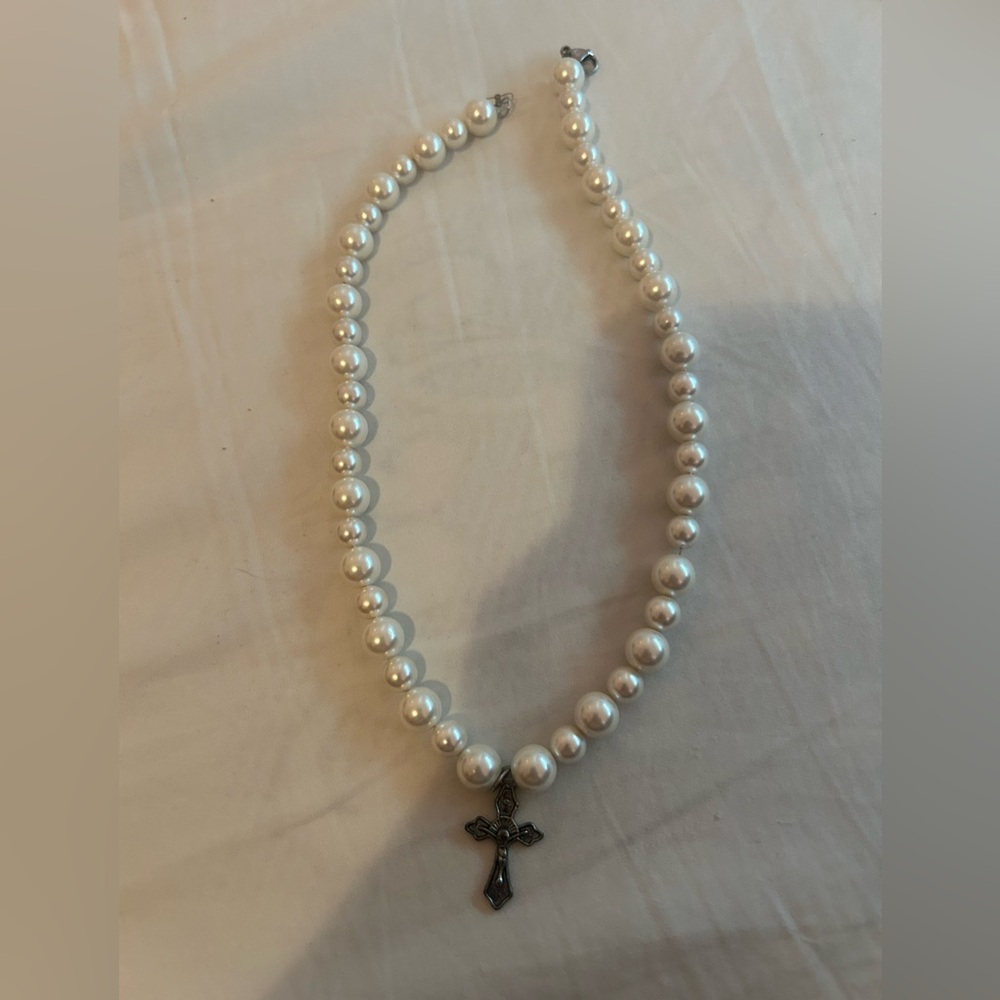 Elegant Pearl Necklace with Cross Pendant‎